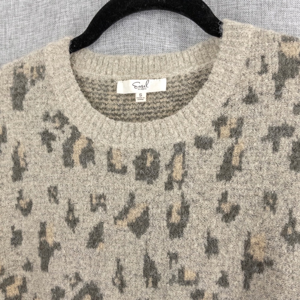 Easel Los Angeles Women's Small Leopard Print Crewneck Sweater Beige Gray